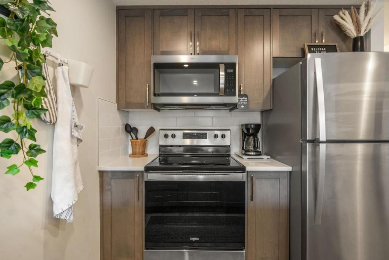 Private Town With Free Banff Access, Netflix, King Bed, Fully Equipped Kitchen, Sleeps 4 *
