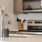 Private Town Home With Free Banff Access, Netflix, King Bed, Fully Equipped Kitchen, Sleeps 4