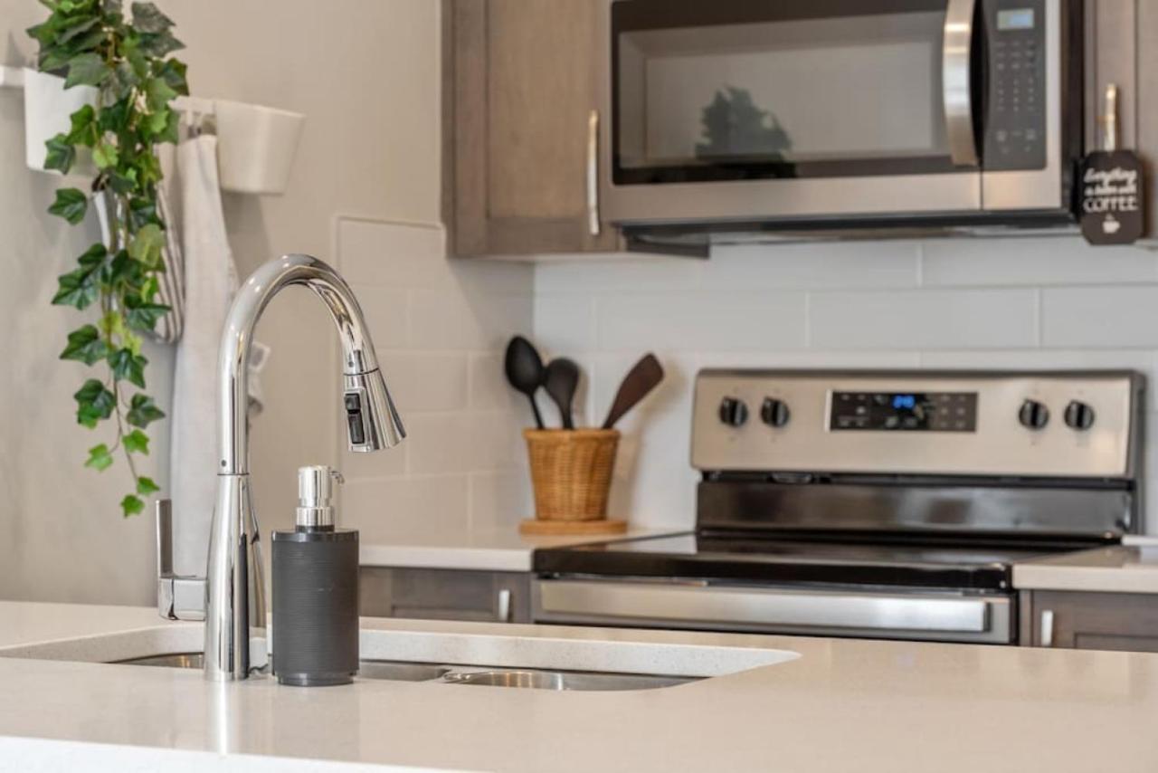 Private Town With Free Banff Access, Netflix, King Bed, Fully Equipped Kitchen, Sleeps 4
