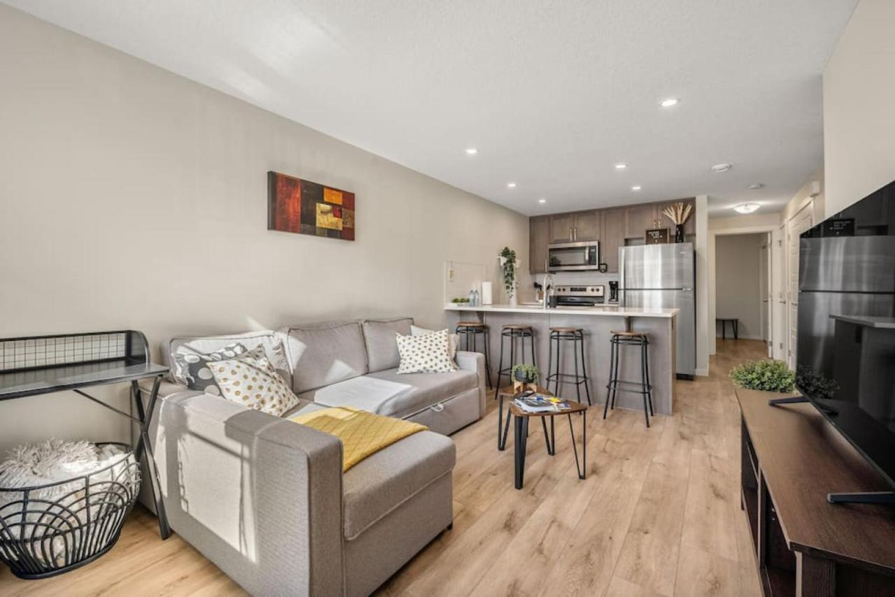 Private Town With Free Banff Access, Netflix, King Bed, Fully Equipped Kitchen, Sleeps 4 * Calgary