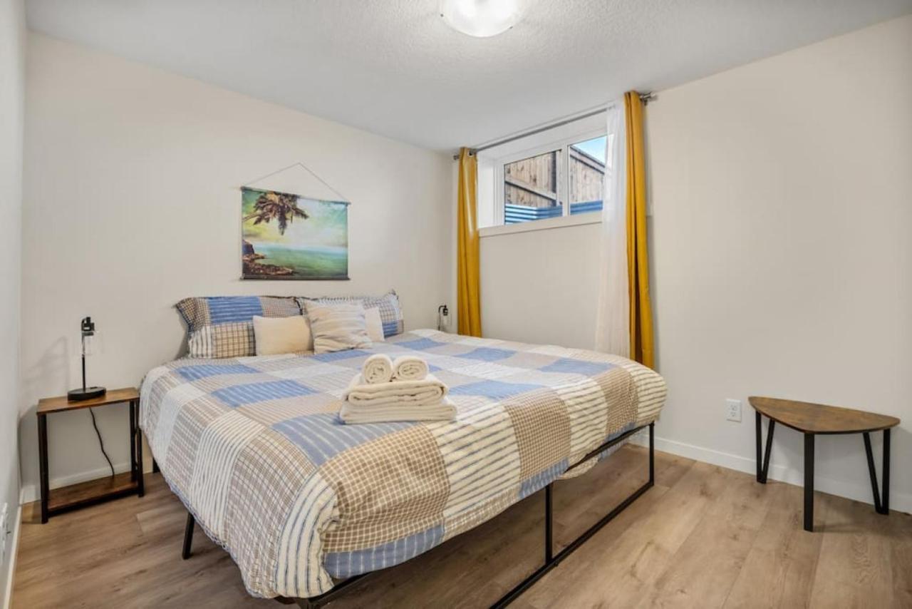 Private Town With Free Banff Access, Netflix, King Bed, Fully Equipped Kitchen, Sleeps 4 * Calgary