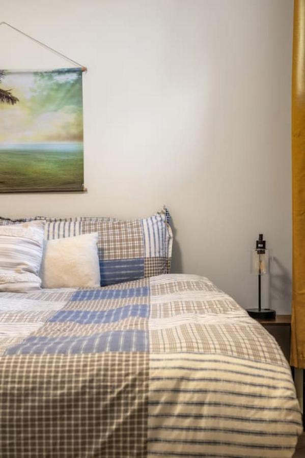 Private Town With Free Banff Access, Netflix, King Bed, Fully Equipped Kitchen, Sleeps 4