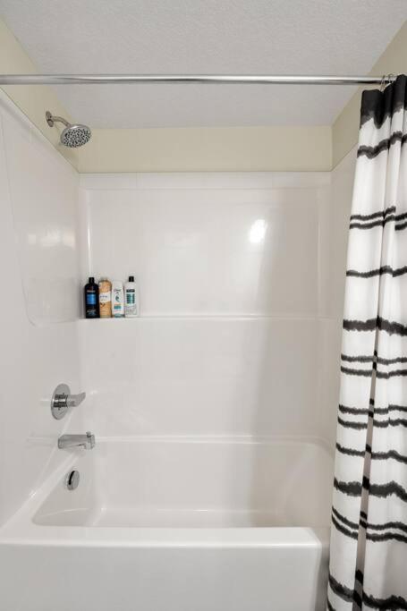 Private Town With Free Banff Access, Netflix, King Bed, Fully Equipped Kitchen, Sleeps 4 Holiday home *